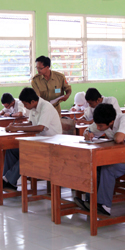 Peserta UNAS SMAdaBO menerima SOAL